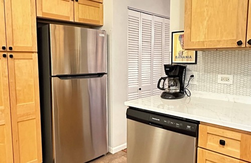 Roscoe Village Bed & Breakfast | Deluxe Chicago 2 Bedroom Private Condo. Amazing Deal 1.5 mi from Wrigley!