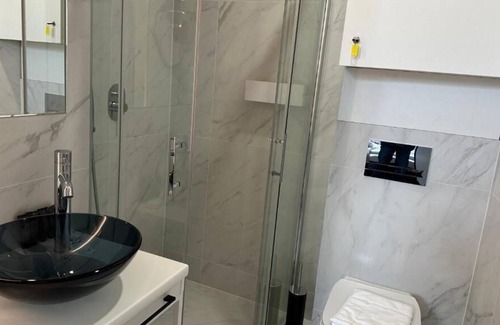 Wesoła Zachod Apartment | Deluxe Double Room 2 Twin Beds