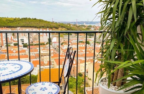 Alges Apartment | Deluxe Double Room with Balcony and sublime View of the Tagus