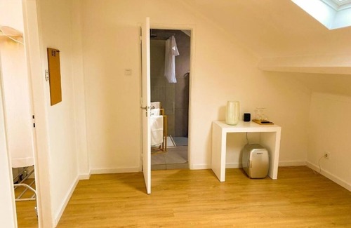 Alges Apartment | Deluxe Double Room with Balcony and sublime View of the Tagus