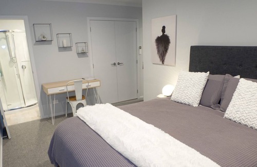 Hamilton North House | Deluxe, Modern Townhouse In Central Location - 3 Bedrooms All With Ensuite