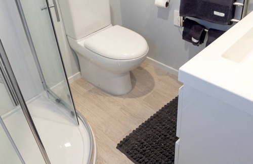 Hamilton North House | Deluxe, Modern Townhouse In Central Location - 3 Bedrooms All With Ensuite