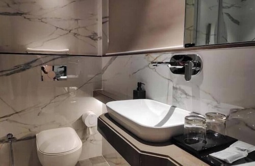 Andheri East Apartment | Deluxe room in MIDC Andheri E