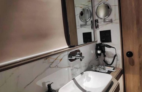 Andheri East Apartment | Deluxe room in MIDC Andheri E