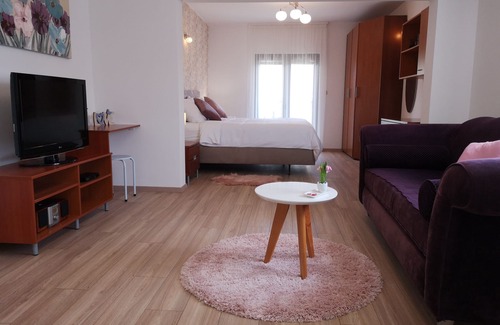 Kastel Novi Apartment | DELUXE Studio with POOL, near beach, ideally located between SPLIT & TROGIR!