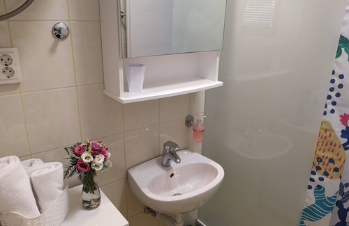 Kastel Novi Apartment | DELUXE Studio with POOL, near beach, ideally located between SPLIT & TROGIR!