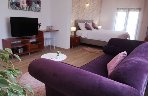 Kastel Novi Apartment | DELUXE Studio with POOL, near beach, ideally located between SPLIT & TROGIR!