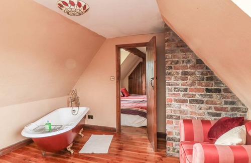 Aughrim Cottage | DERRYWATER HOUSE, pet friendly in Aughrim, County Wicklow