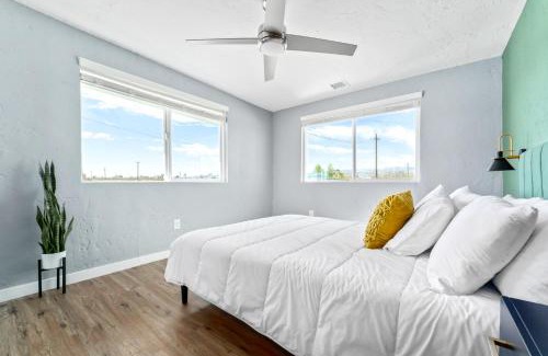 Landers House | Desert Oasis - Firepit, Stargazing, Kitchen Essentials, 5 Acres, & Joshua Trees - Sleeps 6 Comfortably, 7 with Sofa, 8 Maximum