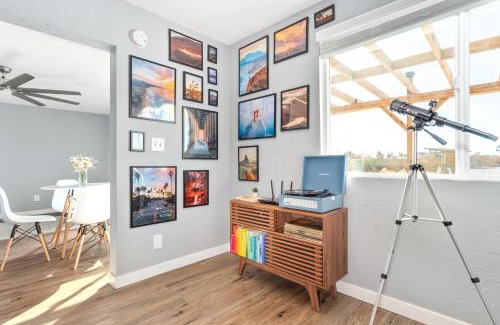 Landers House | Desert Oasis - Firepit, Stargazing, Kitchen Essentials, 5 Acres, & Joshua Trees - Sleeps 6 Comfortably, 7 with Sofa, 8 Maximum