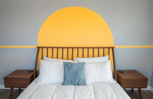 Landers House | Desert Oasis - Firepit, Stargazing, Kitchen Essentials, 5 Acres, & Joshua Trees - Sleeps 6 Comfortably, 7 with Sofa, 8 Maximum