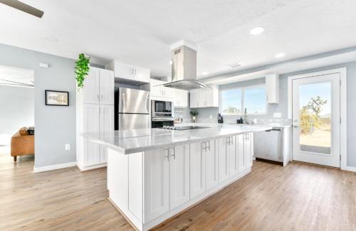 Landers House | Desert Oasis - Firepit, Stargazing, Kitchen Essentials, 5 Acres, & Joshua Trees - Sleeps 6 Comfortably, 7 with Sofa, 8 Maximum