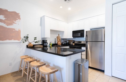 Village Condo | Designer 1 bed | 5 min to Old Town | Sleeps 4 | 4 pools and spas | Dogs welcome!