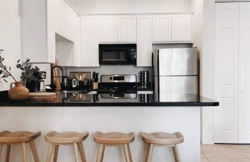 Village Condo | Designer 1 bed | 5 min to Old Town | Sleeps 4 | 4 pools and spas | Dogs welcome!