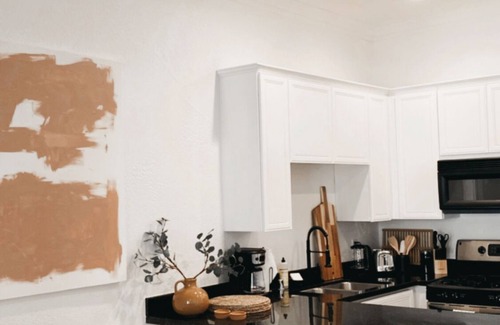 Village Condo | Designer 1 bed | 5 min to Old Town | Sleeps 4 | 4 pools and spas | Dogs welcome!