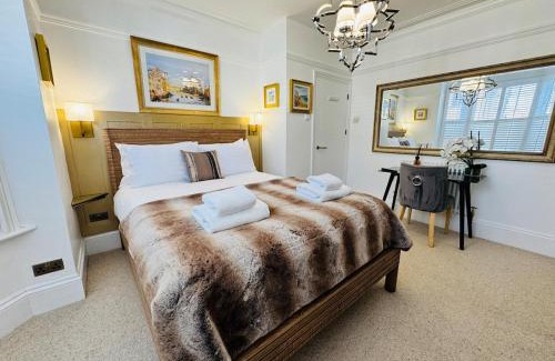 Christchurch Apartment | Designer 2 Bed Luxury Flat with Private Garden in London
