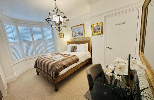 Christchurch Apartment | Designer 2 Bed Luxury Flat with Private Garden in London