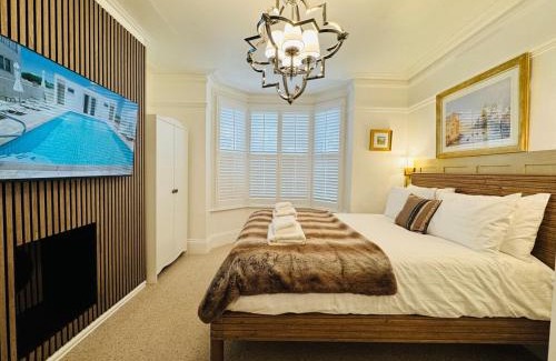 Christchurch Apartment | Designer 2 Bed Luxury Flat with Private Garden in London