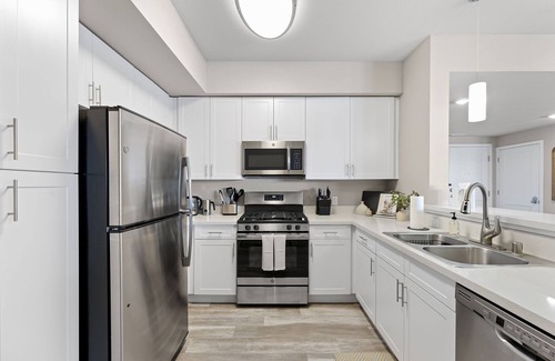 Sparks Apartment | Designer Apt. with Jacuzzi. Walk To Casino & iMax