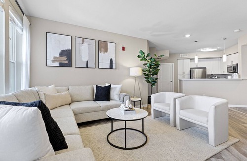 Sparks Apartment | Designer Apt. with Jacuzzi. Walk To Casino & iMax