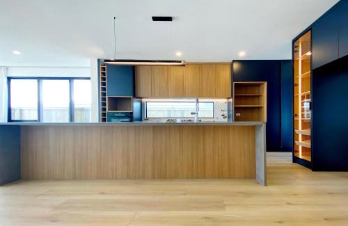 Flat Bush House | Designer Brand New Large House Flat bush