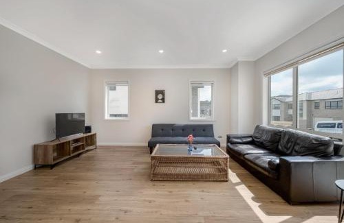 Flat Bush House | Designer Brand New Large House Flat bush