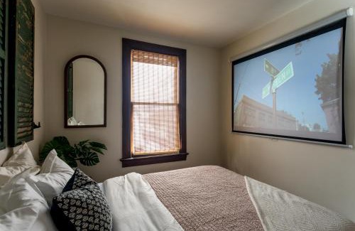 Hudson House | Designer Home, Hot Tub, Private Yard, & Projector