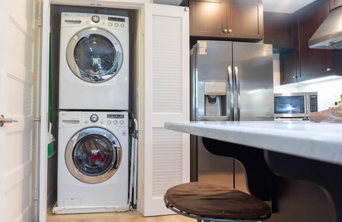 Village of La Jolla House | Designer home in La Jolla w/private garage, 360 roof deck view, heat/air