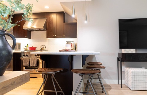 Village of La Jolla House | Designer home in La Jolla w/private garage, 360 roof deck view, heat/air