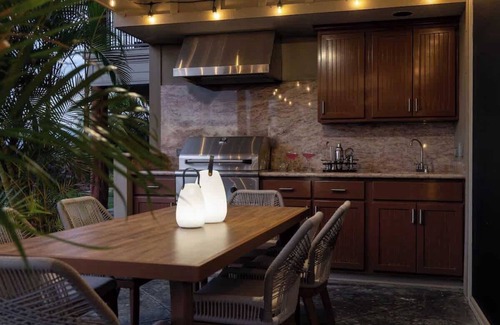 Kamuela House | Designer Remodeled Villa ! Kings & Sunset & Murals & Aloha