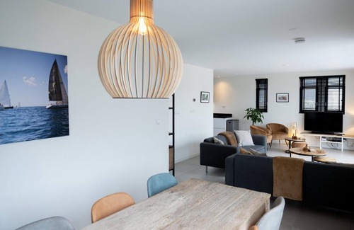 Roelofarendsveen House | Detached holiday villa by the water with spacious yard