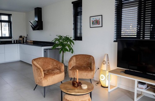 Roelofarendsveen House | Detached holiday villa by the water with spacious yard