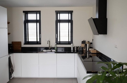 Roelofarendsveen House | Detached holiday villa by the water with spacious yard