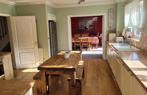 Hockering House | Detached luxury 5 bed house, lanscaped garden, fire pit, parking, can sleep families or workers