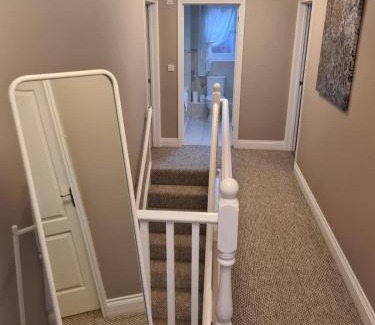 Hockering House | Detached luxury 5 bed house, lanscaped garden, fire pit, parking, can sleep families or workers