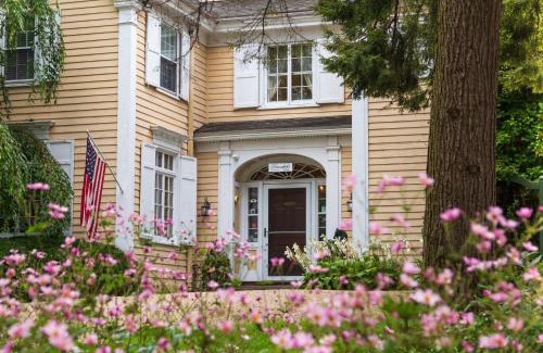 Lee Bed & Breakfast | Devonfield Inn