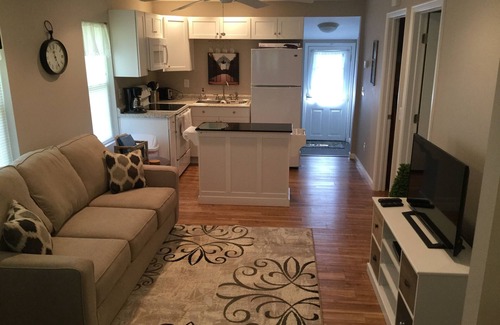 Geneva-on-the-Lake Cottage | DewDrop Cottage: Walk to the strip! 2 bed 1 bath, sleeps 5