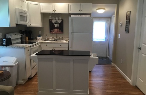 Geneva-on-the-Lake Cottage | DewDrop Cottage: Walk to the strip! 2 bed 1 bath, sleeps 5