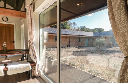 Aldermaston Wharf Apartment | DI NOTTE - NO. 5, pet friendly, with a garden in Goring-On-Thames