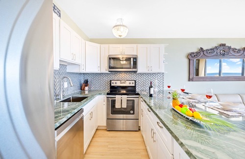 Waikiki Condo | Diamond Head Dreams Beach Condo with Ocean View!