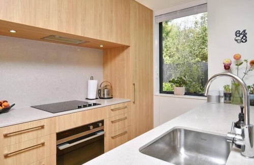Addington Apartment | Dickens St-Stylish 2-Bedroom Townhouse - Your Perfect Getaway