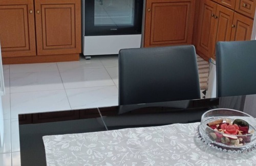 Nea Ionia Apartment | Dimitri's Cosy Home in Nea Ionia with wifi,a/c, kitchen and sunny yard