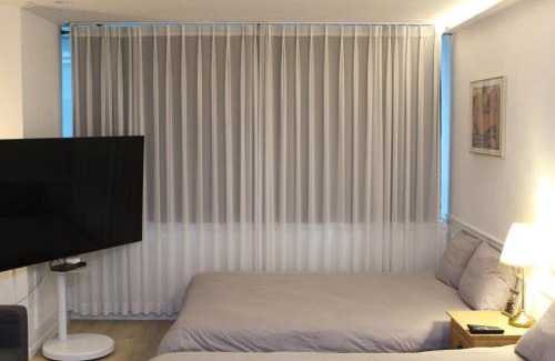 Mapo Apartment | Direct Elevator to Hongik Univ Station, Exclusive 10yr Local Food Guide, NEW by 13yr Superhost, Professionally Maintained