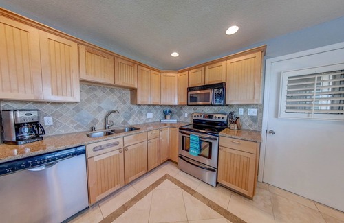 Painters Hill House | Direct Oceanfront~Deck~King Bed~Grill