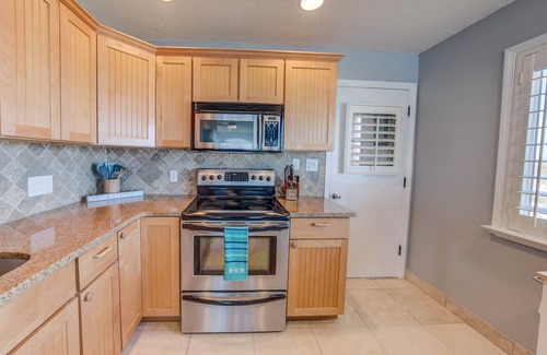 Painters Hill House | Direct Oceanfront~Deck~King Bed~Grill