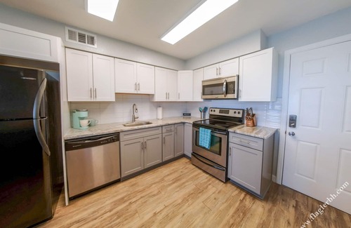 Painters Hill House | Direct Oceanfront~Deck~Queen Beds~Grill