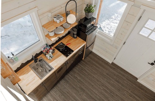 Chugiak Cabin | Discover tranquility in a deluxe tiny house amidst Eklutna Valley's natural beauty.