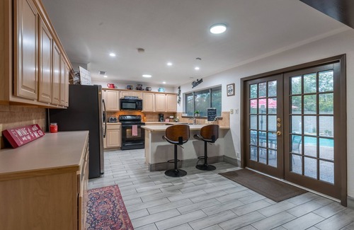 Woods of Shavano House | Do nOt ClIcK Private Pool Stocked Kitchen 4BR 5 Beds 1 KING Tile Throughout