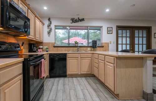 Woods of Shavano House | Do nOt ClIcK Private Pool Stocked Kitchen 4BR 5 Beds 1 KING Tile Throughout