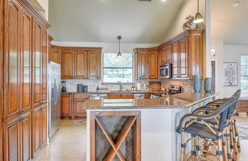 Alvarado House | Dock & Game Room: Alvarado Lake Getaway!